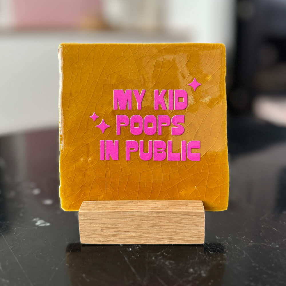 Neusje van Geusje - Quote Tegel - My kid poops in public - 10x10 cm